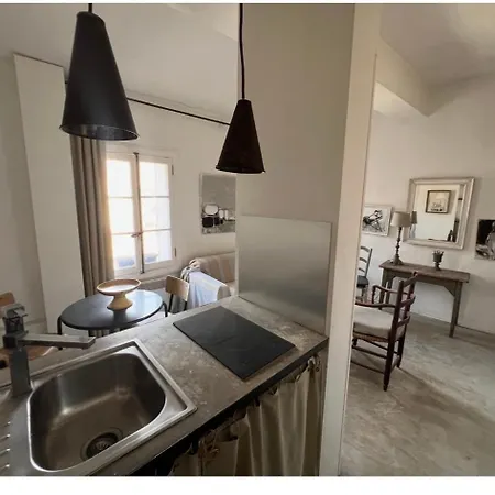 Charming Air-conditioned Cocoon In The Historic Center Of