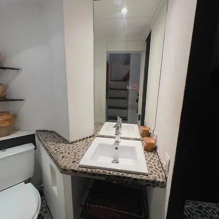 Charming Air-conditioned Cocoon In The Historic Center Of